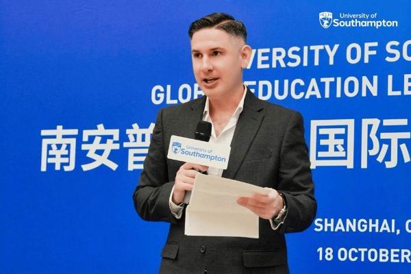 以教育创新、科研合作与全球就业力建设深化中英伙伴关系 