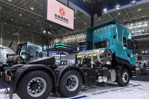 能上绿牌 续航无忧 东风天龙KL增程混动重卡亮相武汉车展 