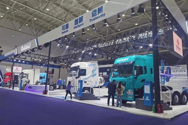 能上绿牌 续航无忧 东风天龙KL增程混动重卡亮相武汉车展 