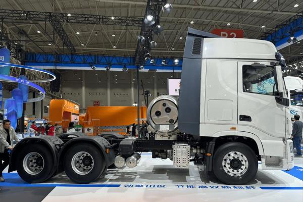 降本、合规如何兼得？看看东风天龙KX双擎混动牵引车的答案 