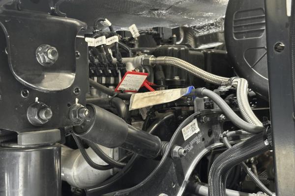 降本、合规如何兼得？看看东风天龙KX双擎混动牵引车的答案 