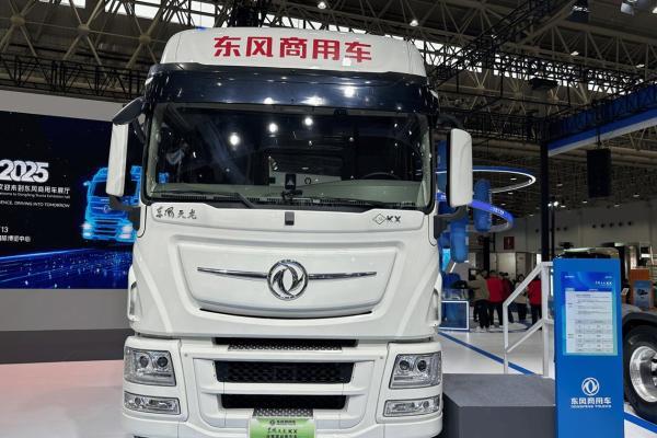 降本、合规如何兼得？看看东风天龙KX双擎混动牵引车的答案 