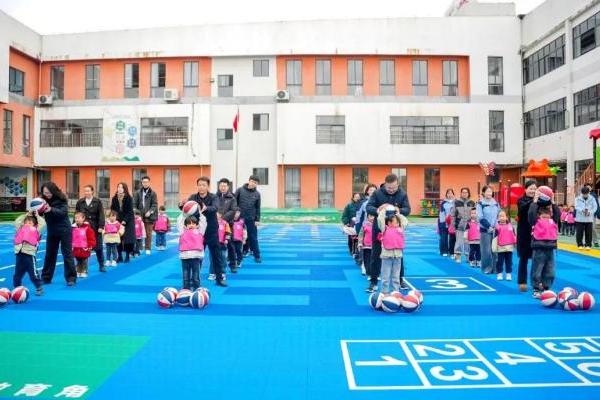 格兰云天第三座乡村儿童操场于安顺普定圆满落成 