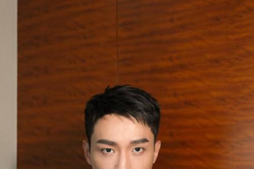 铁汉柔情自在方圆 邓伟徳的多元魅力与内在坚守 