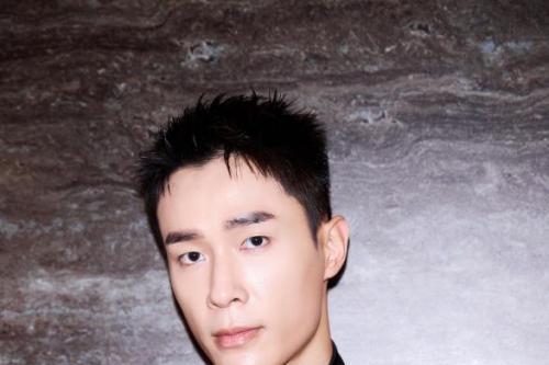 铁汉柔情自在方圆 邓伟徳的多元魅力与内在坚守 