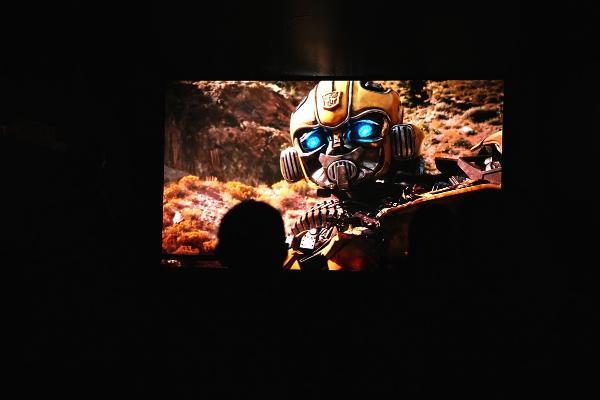 150英寸海信激光电视亮相上海闪展，解锁家庭影院新姿势 