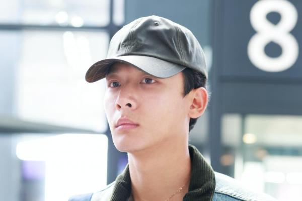 张晚意《花少》出圈，机场佩戴老凤祥天然钻石项链成时尚新宠 