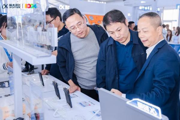 讯飞AI录音笔闪耀声博会：以全链路解决方案定义专业录音笔生产力价值 