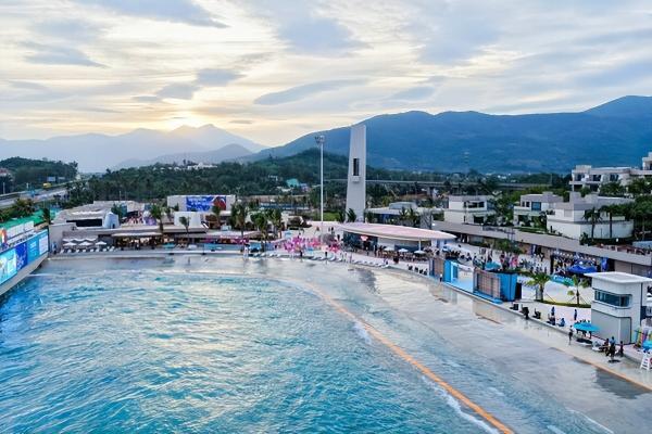 中国首个冲浪主题度假区开业 中旅逐浪点亮2026海南海洋旅游年 