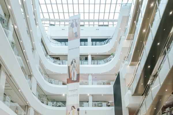 周雨彤亮相PSALTER诗篇20周年快闪，演绎智趣暖冬！ 