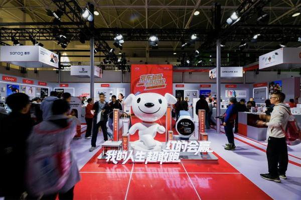 京东燃动北京马拉松 智能手表助力跑者精准配速刷新PB