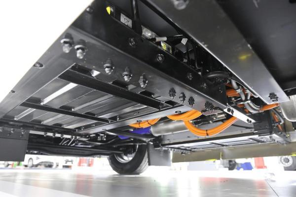 欧洲人抢着要的国产氢能半挂，续航超700km，欧洲版东风天龙GX氢燃料电池牵引车实拍 