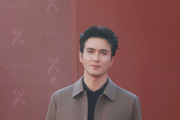 “明星店长”高伟光亮相劲霸深圳门店，解锁「全场景 新商务」着装哲学 