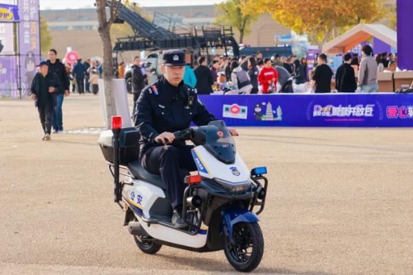 安全出行也能圈粉！雅迪现身西安警营开放日，“玩”出交规新知