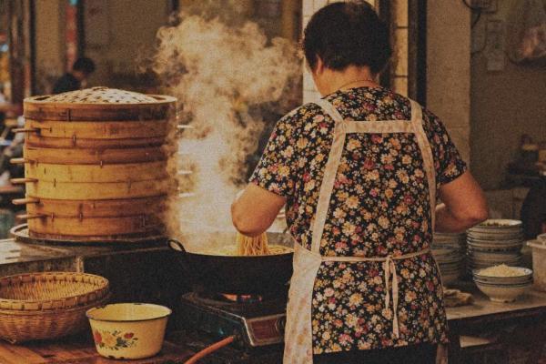 从街边烟火到非遗传奇：肥姨妈一碗粉的三十年匠心