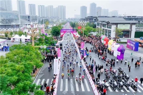 逐风岷江畔，骑享不老城！武阳里2025中国公路自行车公开赛（眉山彭山站）鸣笛开赛