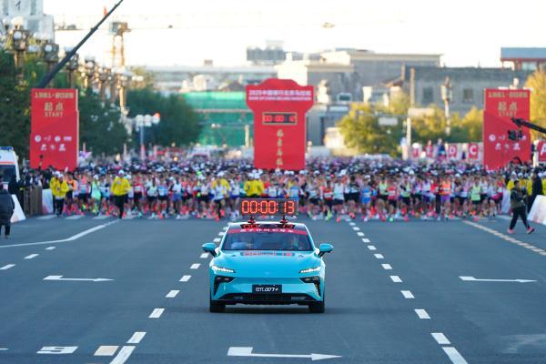 富光2025北京马拉松城市限定杯出圈：一款杯子如何成为社交符号？