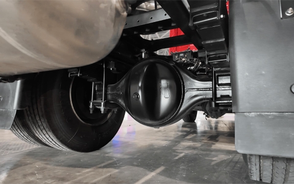 东风天龙KL港口集运纯电牵引车 深度定制破解运输痛点 