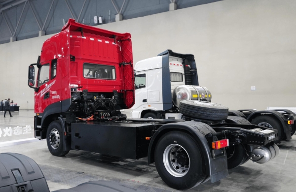 东风天龙KL港口集运纯电牵引车 深度定制破解运输痛点 