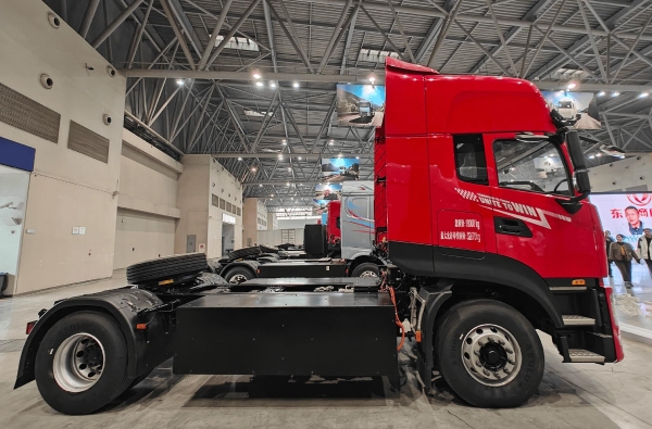 东风天龙KL港口集运纯电牵引车 深度定制破解运输痛点 