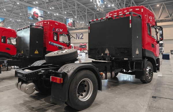 东风天龙KL港口集运纯电牵引车 深度定制破解运输痛点 