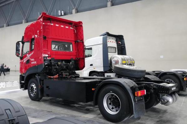 东风天龙KL港口集运纯电牵引车 深度定制破解运输痛点 