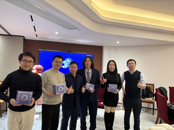 灵犀智能亮相2026 AI创变者年度峰会暨思源盲盒周年庆 