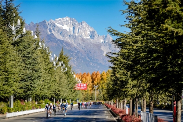 2025中国公路自行车职业联赛暨“环云南”公路自行车赛丽江（揭幕站）鸣笛开赛 