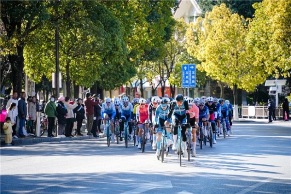 2025中国公路自行车职业联赛暨“环云南”公路自行车赛丽江（揭幕站）鸣笛开赛 