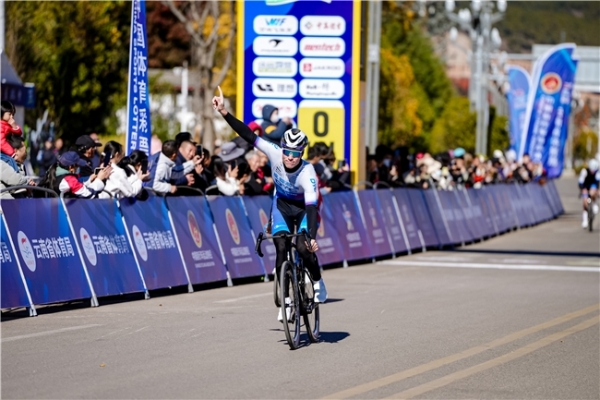 2025中国公路自行车职业联赛暨“环云南”公路自行车赛丽江（揭幕站）鸣笛开赛 