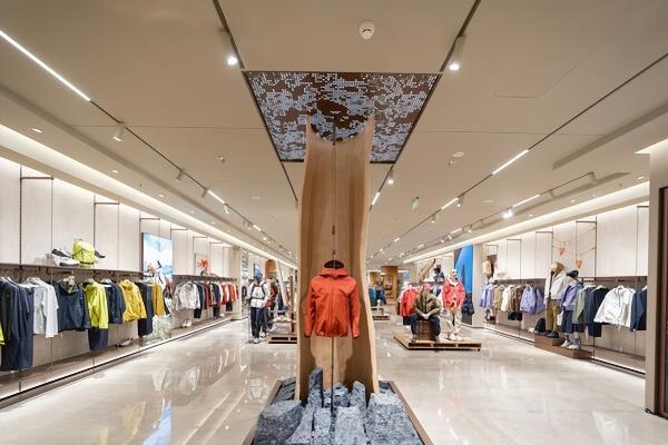 可隆KOLON KRAFT旗舰店启幕深圳万象城 品牌代言人刘诗诗现场首穿演绎「驭马迎风」新春限定系列 