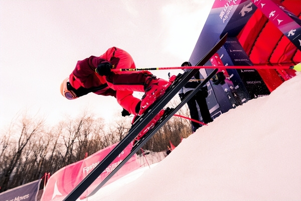 迪桑特携手阿托米克打造高山滑雪公开赛 赋能冰雪未来之星 