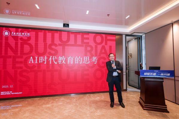 智能批阅机赋能精准教学，判判批阅机在沪获一线教师“抢着用” 