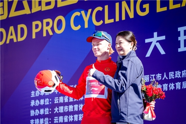 2025中国公路自行车职业联赛暨“环云南”公路自行车赛（大理站）激情开赛 
