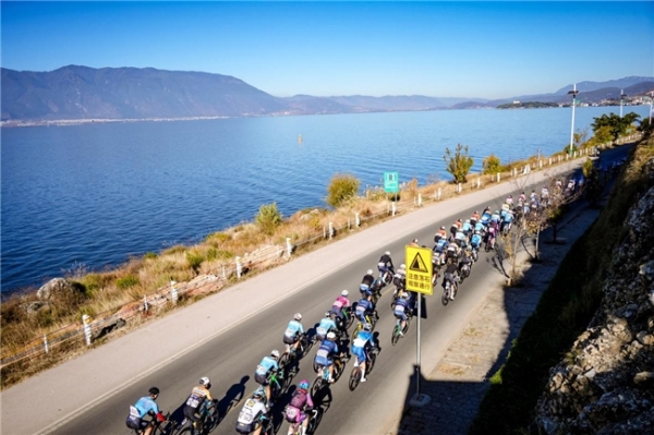 2025中国公路自行车职业联赛暨“环云南”公路自行车赛（大理站）激情开赛 