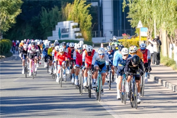 2025中国公路自行车职业联赛暨“环云南”公路自行车赛（大理站）激情开赛 