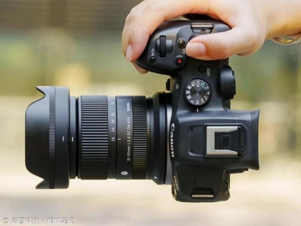  原厂F1.2杀入三千元后 佳能APS-C专微镜头如何选？ 