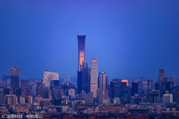  原厂F1.2杀入三千元后 佳能APS-C专微镜头如何选？ 