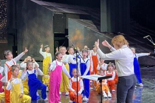 九载赴约，跨越山海送温暖 廖偲婕现身2025四川德阳公益音乐会 