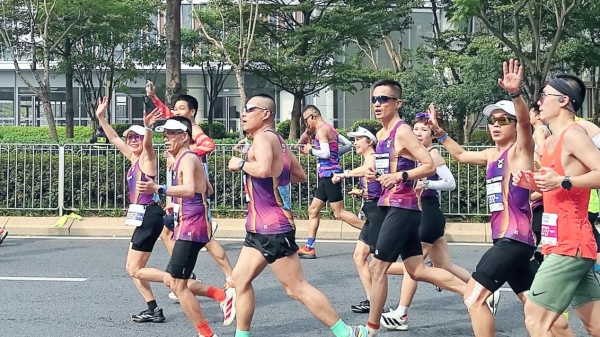 闪耀深马！充客·闪电队330方阵：我们的每一步，都有光 