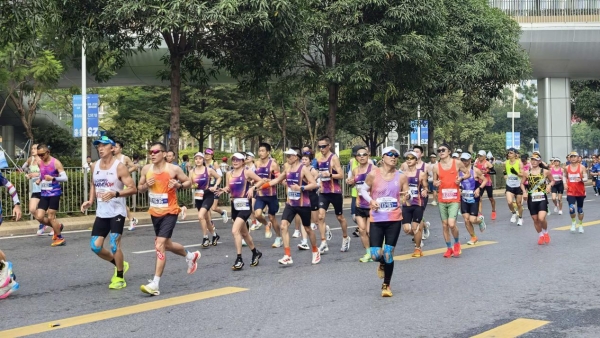 闪耀深马！充客·闪电队330方阵：我们的每一步，都有光 