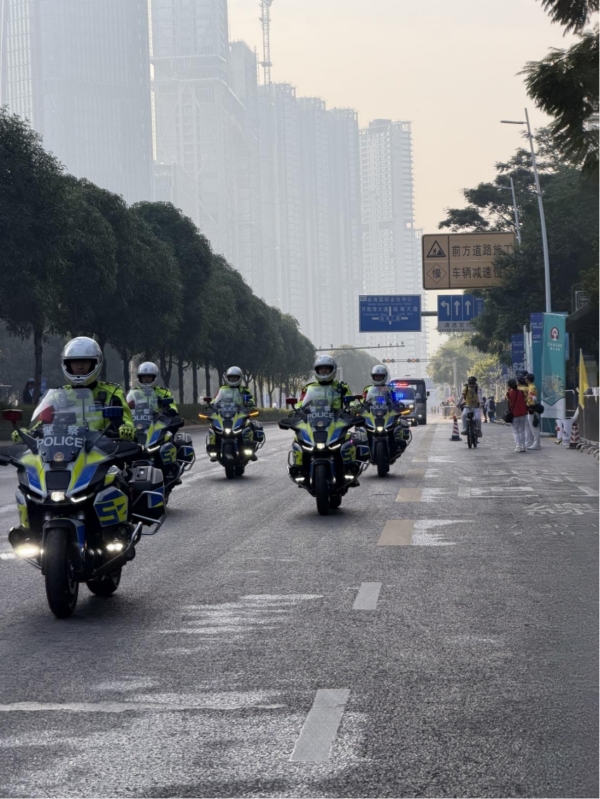 闪耀深马！充客·闪电队330方阵：我们的每一步，都有光 