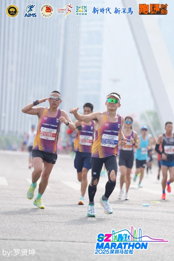 闪耀深马！充客·闪电队330方阵：我们的每一步，都有光 