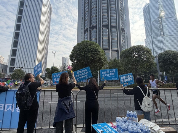 闪耀深马！充客·闪电队330方阵：我们的每一步，都有光 