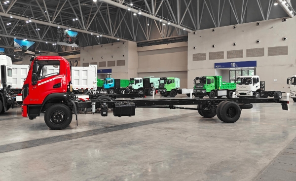  助力东风商用车抢占细分赛道 东风新疆7款新品亮相2026合作伙伴大会 