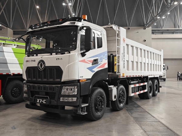  助力东风商用车抢占细分赛道 东风新疆7款新品亮相2026合作伙伴大会 