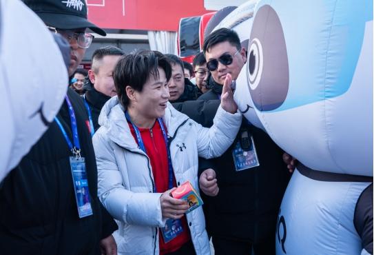 群星闪耀！长虹携手滑雪世界杯，书写“科技+体育”共赢新篇 