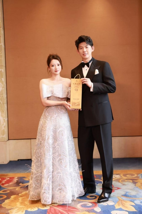 从冠军婚礼看婚宴用酒选择：长城五星成高端宴席常见身影 