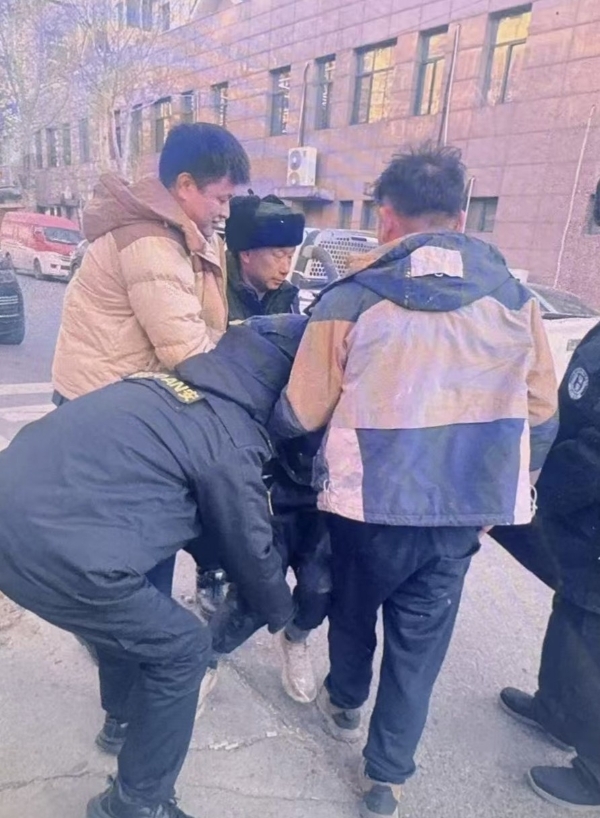 点赞！中介工作人员社区参加志愿活动，捎带手救了一人 