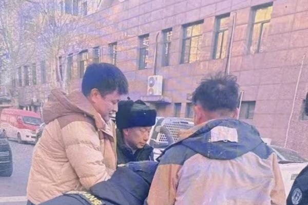 点赞！中介工作人员社区参加志愿活动，捎带手救了一人 